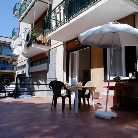 Arenelle House By Holiday World לאווניה